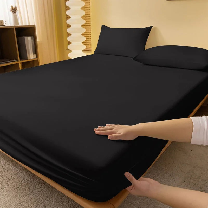 SOLID MATTE FITTED BEDSHEET (ZWART)