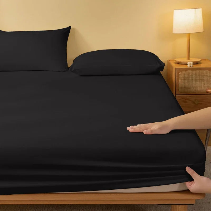 SOLID MATTE FITTED BEDSHEET (ZWART)